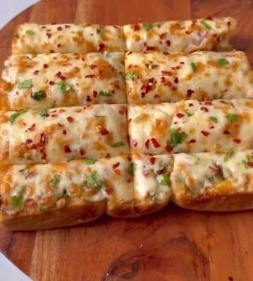 Cheesy garlic bread — Appetizer